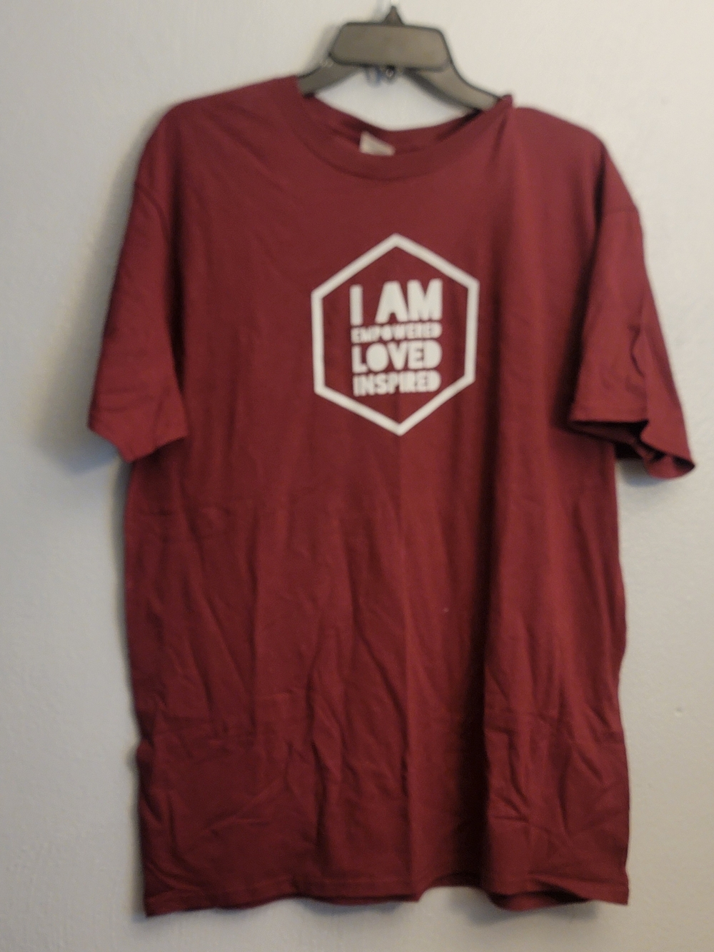 Fruit of the Loom Men's Maroon Tee with White Hexagon Graphic